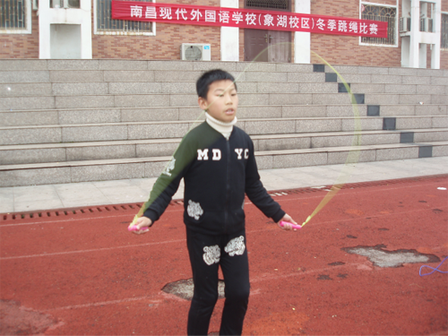 現(xiàn)外象湖校區(qū)組織學(xué)生開(kāi)展跳繩比賽