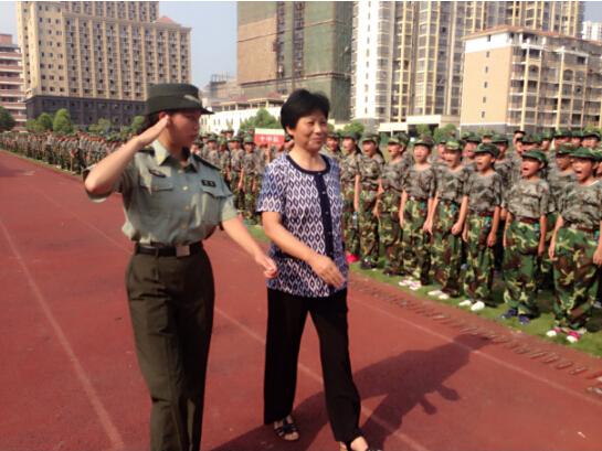 現(xiàn)外象湖校區(qū)隆重舉行初一新生軍訓(xùn)閉營(yíng)儀式