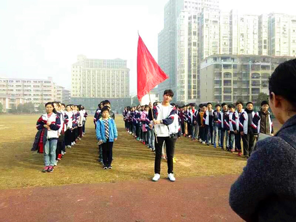 現(xiàn)外象湖校區(qū)初三年級(jí)開(kāi)展徒步遠(yuǎn)足活動(dòng)