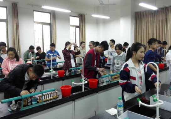 現(xiàn)外象湖校區(qū)組織初三學生理化實驗競賽