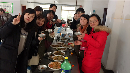 南昌現(xiàn)代外國語學(xué)校(象湖校區(qū)) 組織全校教職員工開展辭舊迎新大聚會