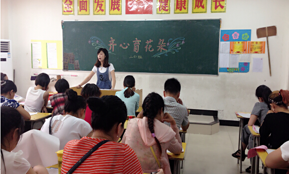 現(xiàn)外象湖校區(qū)召開學(xué)生家長會(huì)