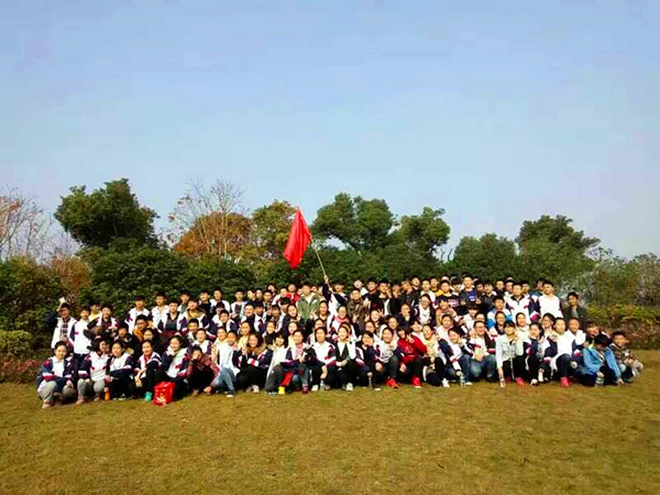 現(xiàn)外象湖校區(qū)初三年級(jí)開(kāi)展徒步遠(yuǎn)足活動(dòng)
