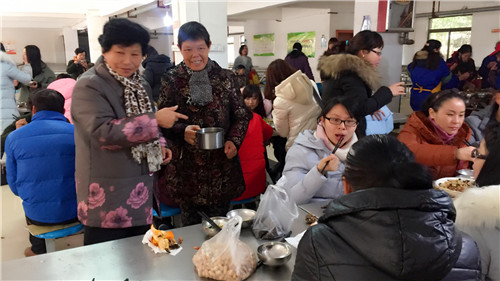南昌現(xiàn)代外國語學(xué)校(象湖校區(qū)) 組織全校教職員工開展辭舊迎新大聚會