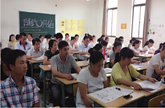 現(xiàn)外象湖校區(qū)召開學(xué)生家長會(huì)