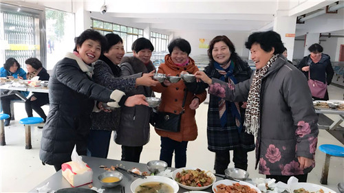 南昌現(xiàn)代外國語學(xué)校(象湖校區(qū)) 組織全校教職員工開展辭舊迎新大聚會